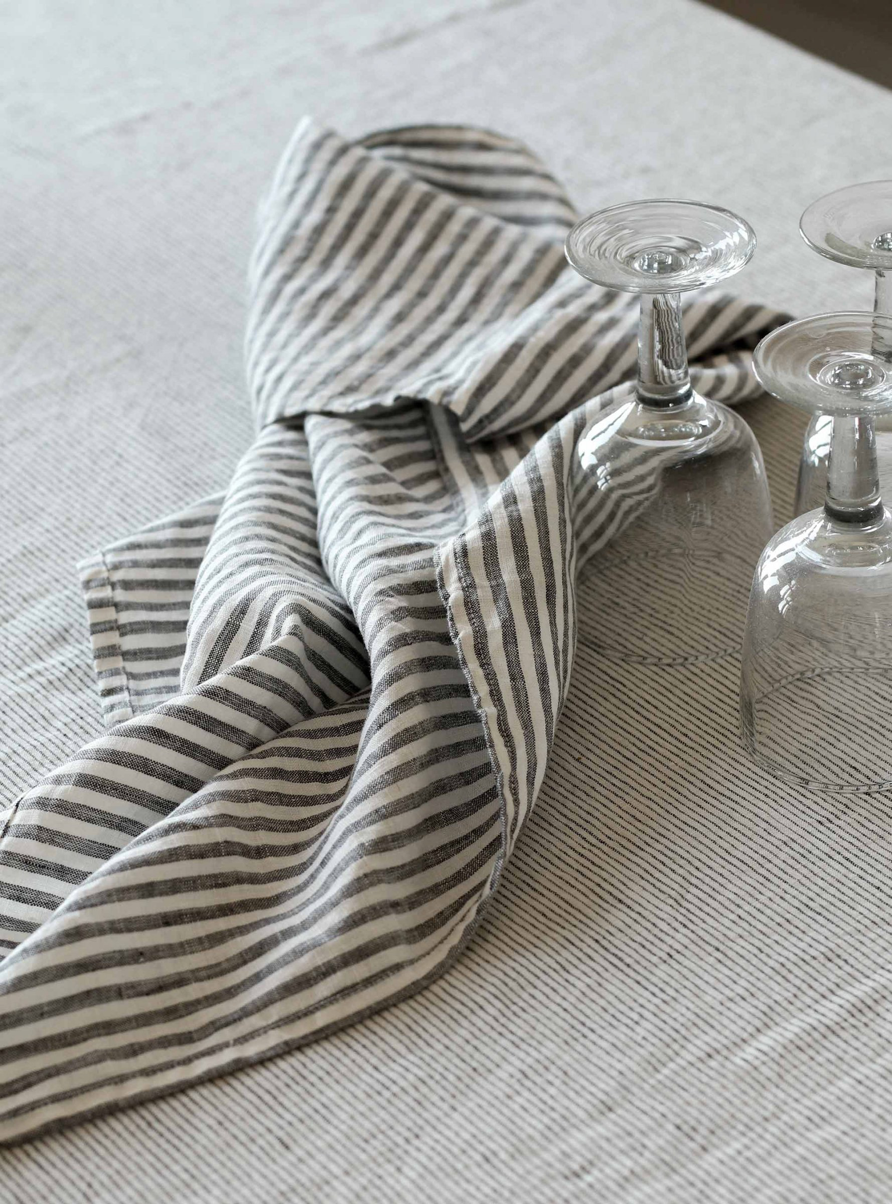 https://www.nordicnest.com/assets/blobs/tell-me-more-tell-me-more-kitchen-towel-linen-50x70-cm-grey-white/512299-01_4_EnvironmentImage-9c2b103e41.jpeg