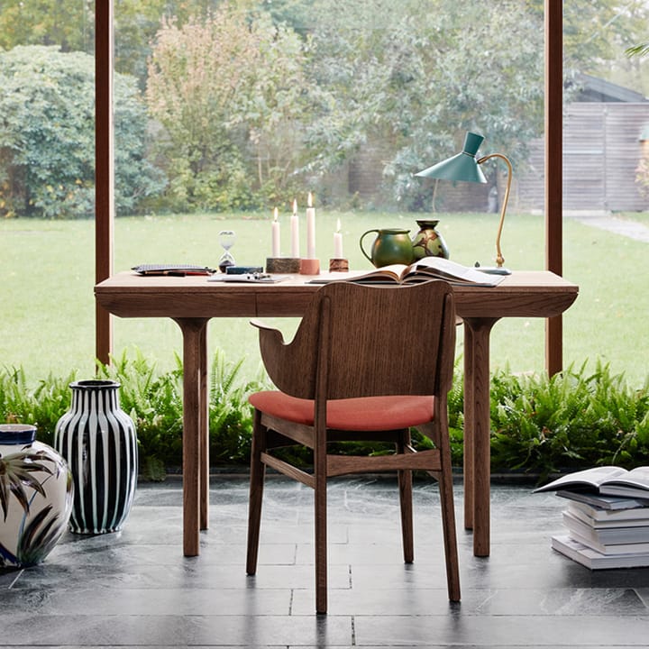 Gesture chair, upholstered seat, Bordeaux-oiled teak oak legs Warm Nordic