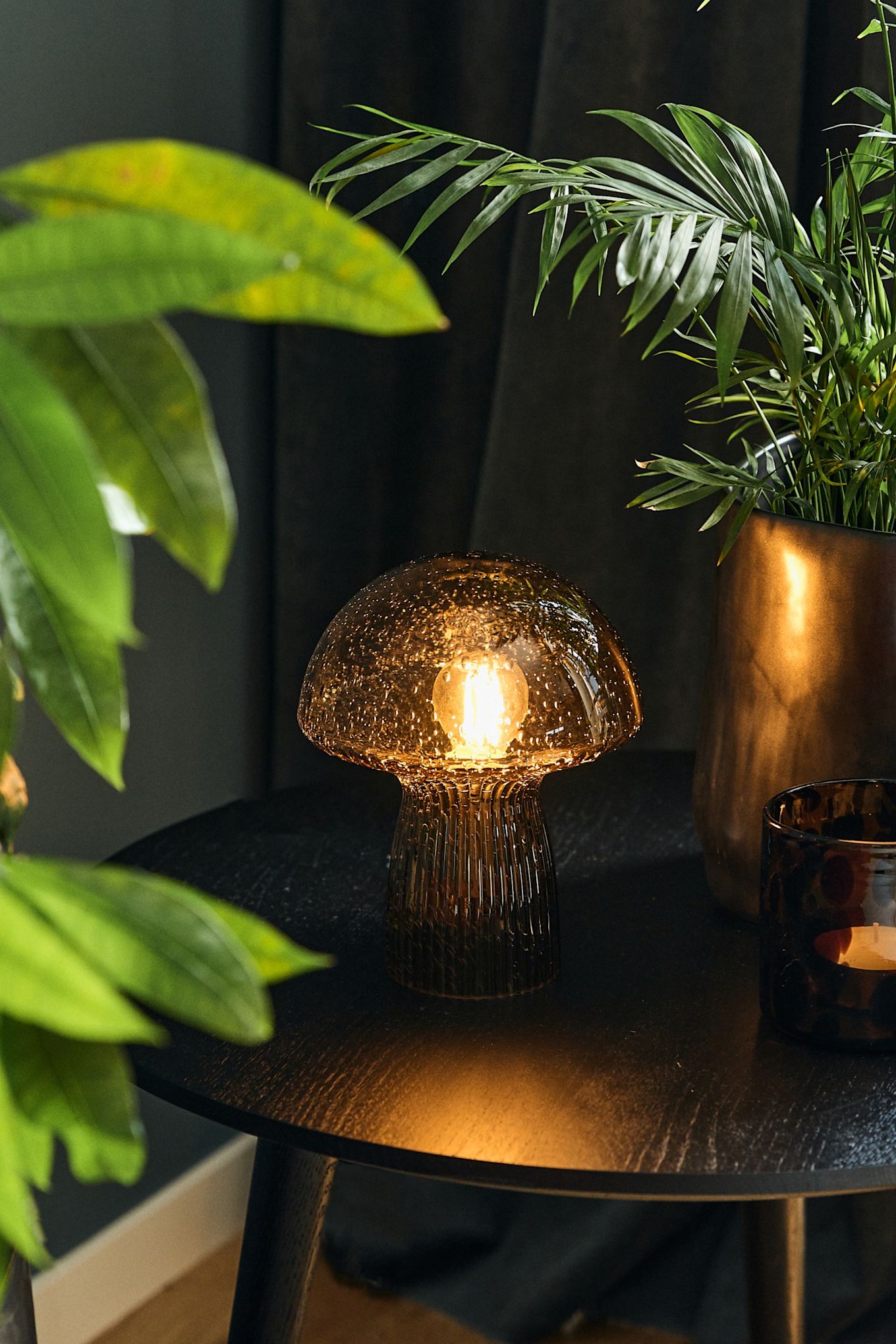 The season's trendy mushroom lamp is the Fungo table lamp from Globen Lighting, which becomes a stylish interior detail in your home on your side table or on the windowsill.