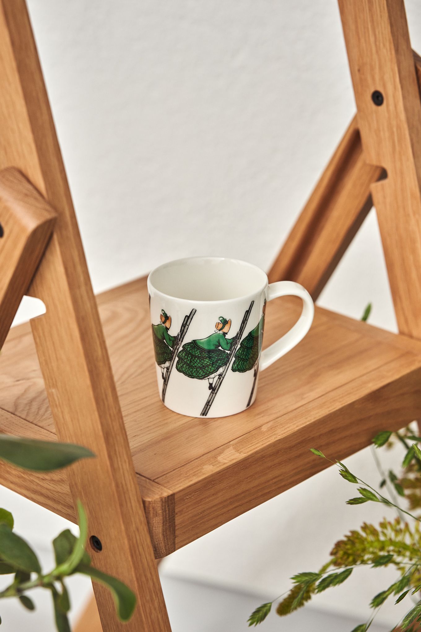 Mug with the Swedish author Elsa Beskow motif Aunt Green on a ladder from Design House Stockholm.