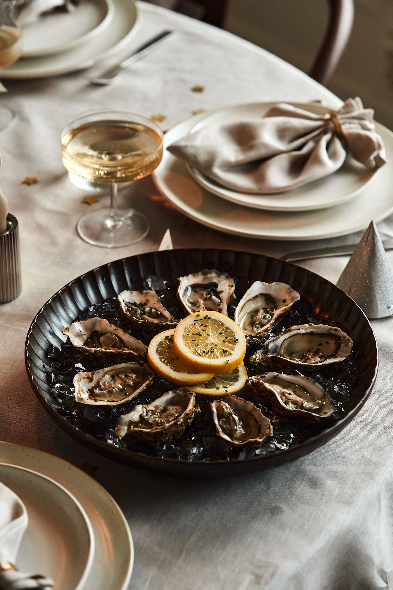 New year party ideas - here you see oysters in the Serax Inku serving bowl in green. 