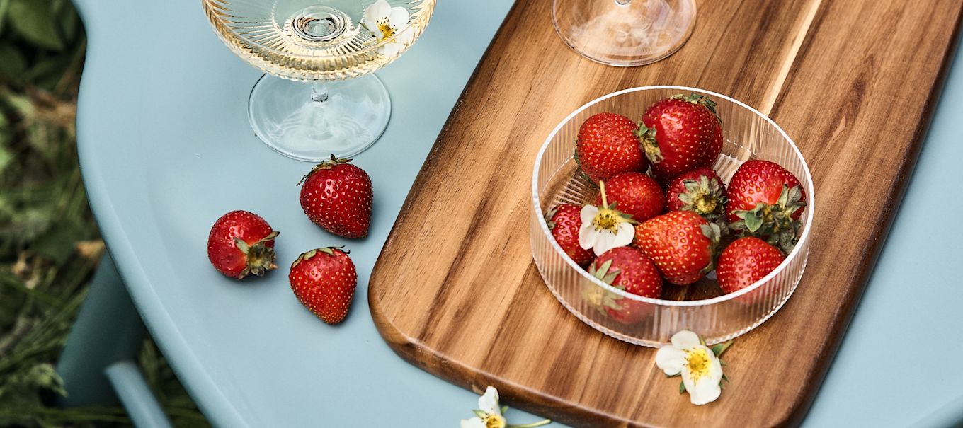 Enjoy a picnic with these summer essentials, Ripple champagneglasses from Ferm Living, and a small bowl in clear fluted glass.