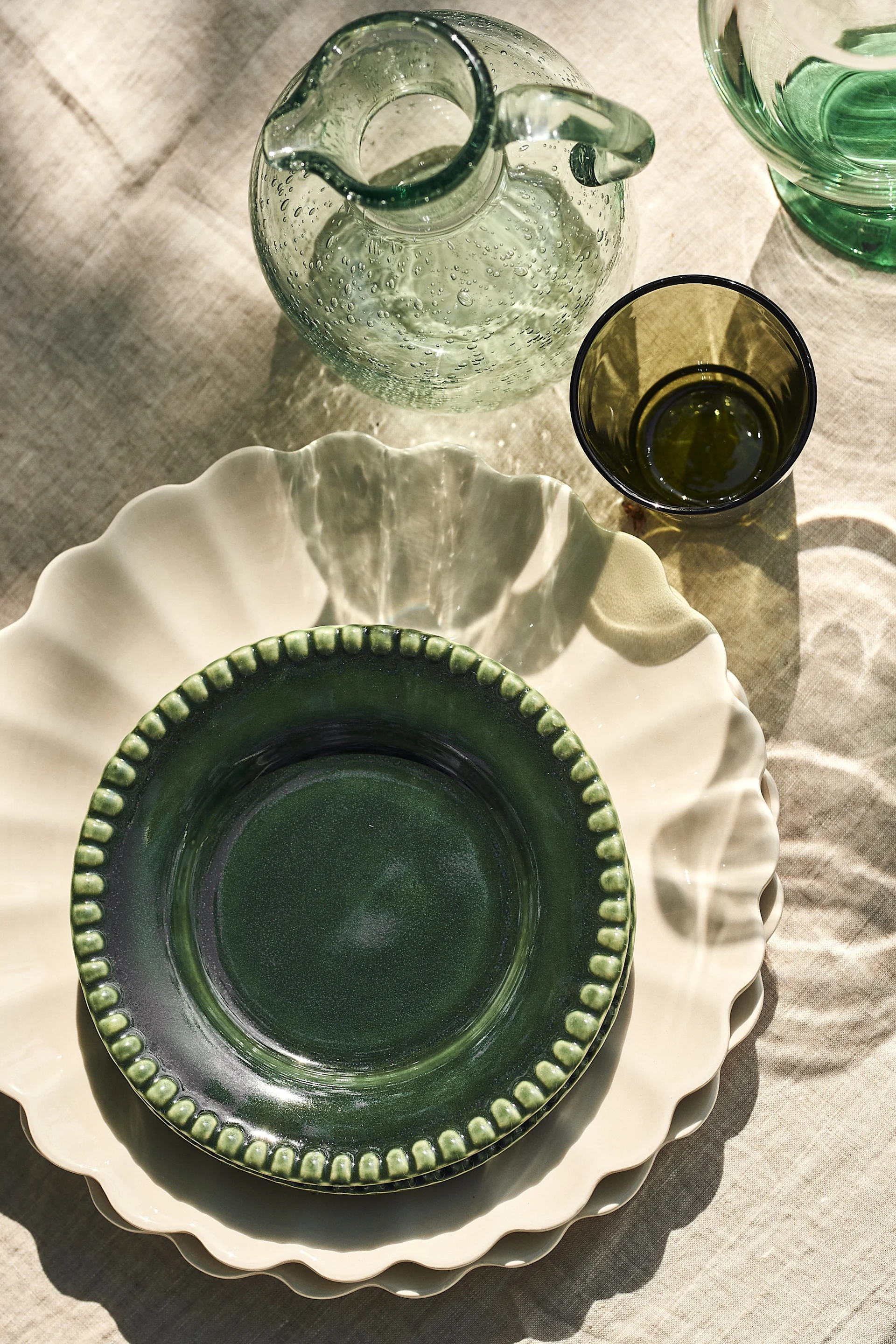 Discover our garden party inspiration - here we have choose to match a dark green plate from PotteryJo with a beige coloured plate from Mateus for a nature inspired combination.