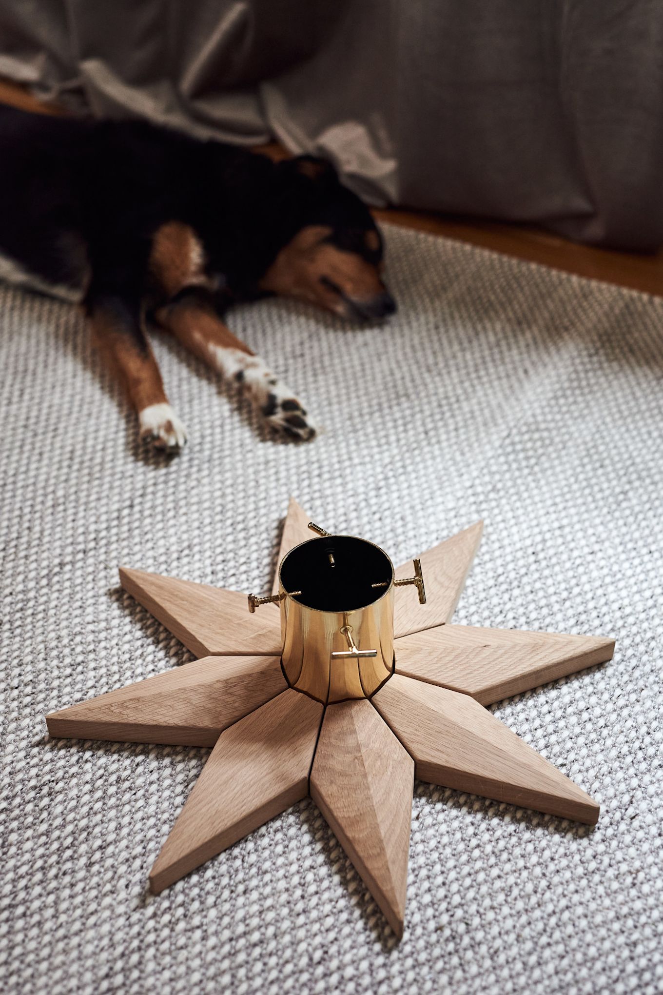 Christmas tree base in oak and brass from Skagerak fits perfectly into minimalist Christmas decor.