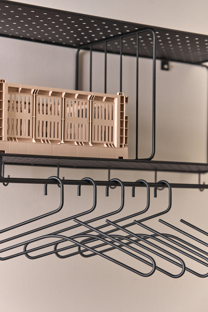 The Nod hat shelf from Scandi Living makes it easy to furnish a small hallway. Place boxes in it for organised storage and hang clothes on the hangers.