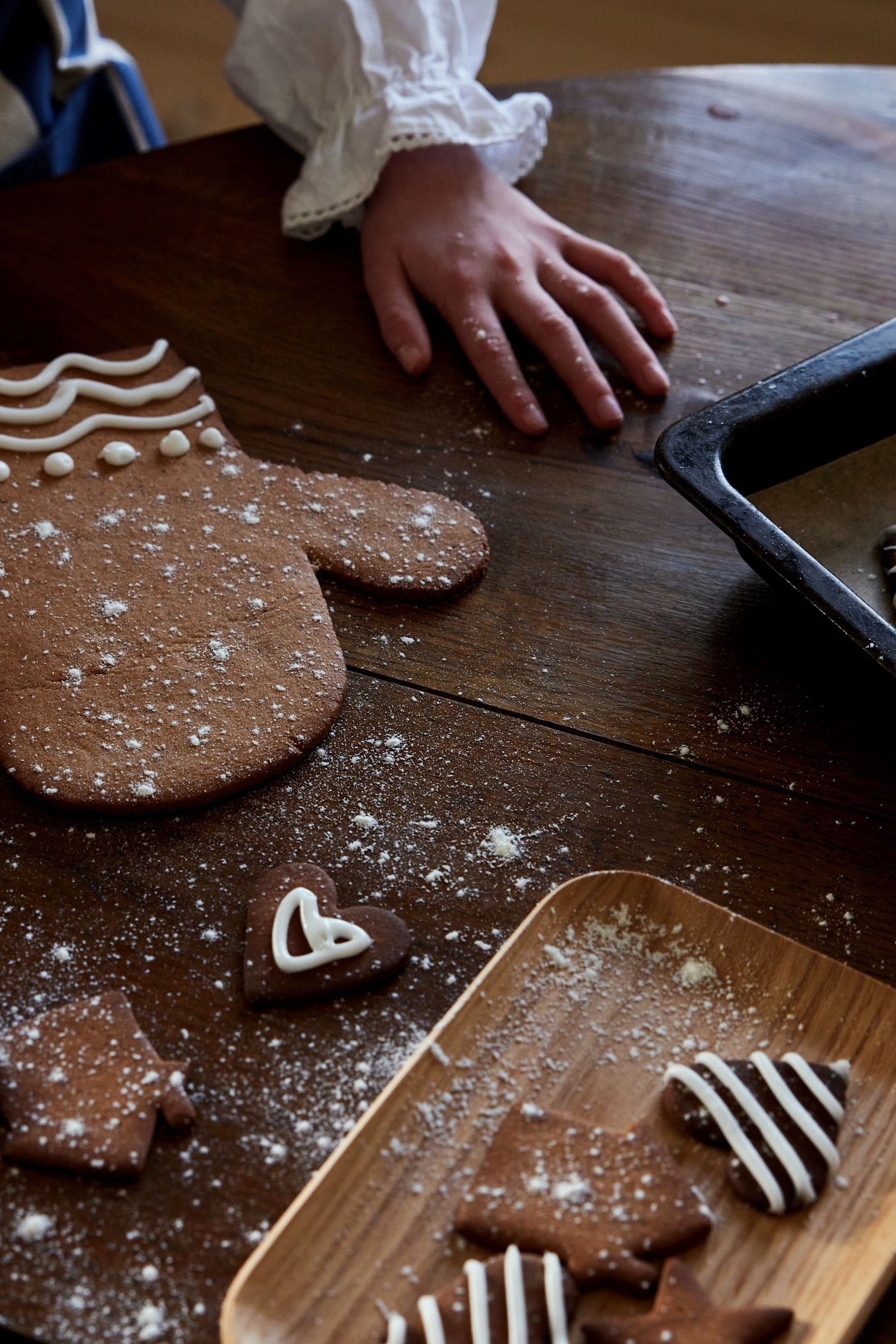 Delicious Swedish pepparkaka is also best served on a Scandinavian plate. Here you can see a large gingerbread in the shape of an oven glove and a few smaller ones on the Hanna plate from Sagaform.