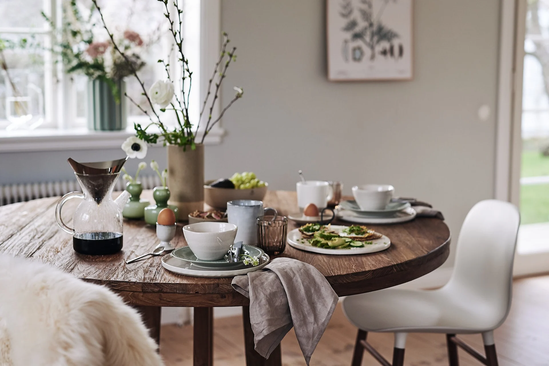 Paradis Lowkey vase and bowl, Nordic sand mug with ear from Broste Copenhagen,