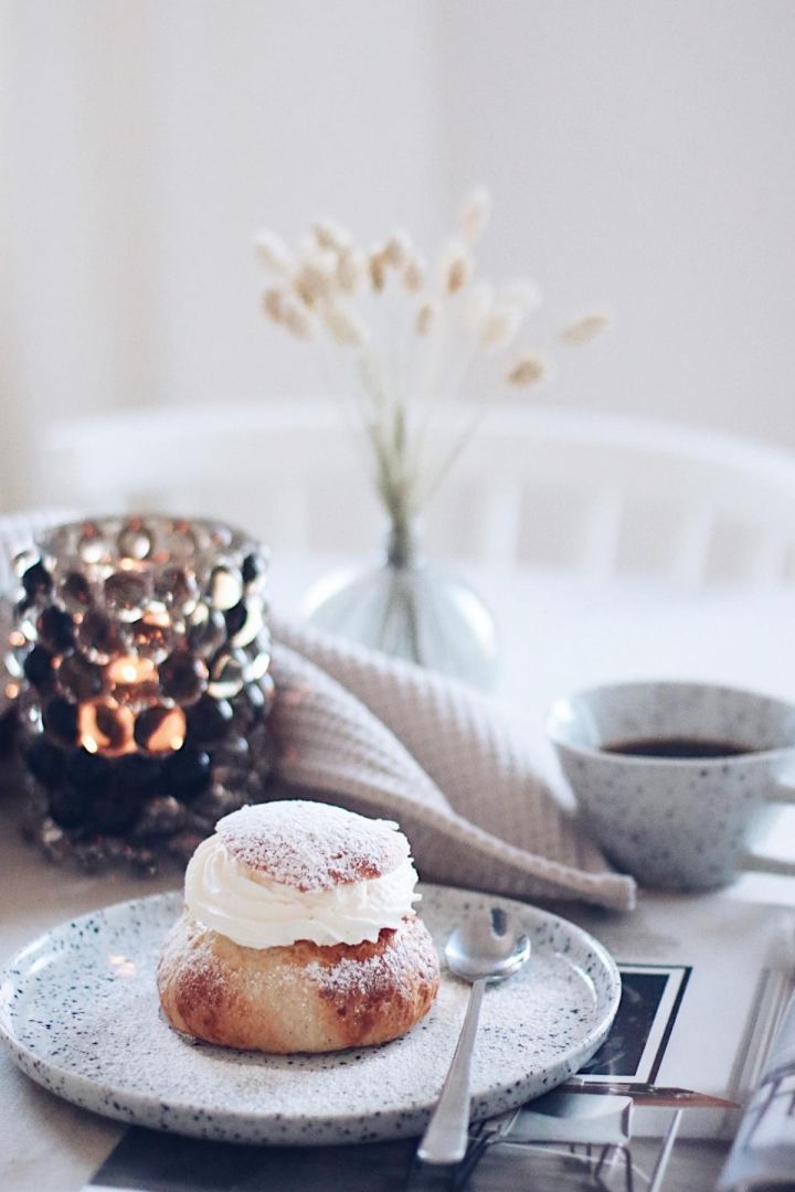 Semlor is one of Sweden's favourite pastries. Here you can see one on a Poppi plate from Olsson & Jensen in front of a Poppi cup in the home of Swedish influencer @picsbyellen.