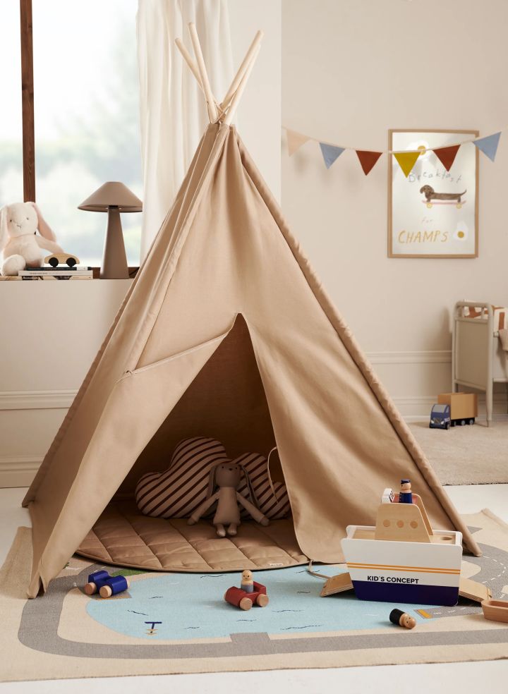 A tipi tent is a great for children's room so they can get cosy with a book. Here you see a tipi tent in beige in a children's room. 