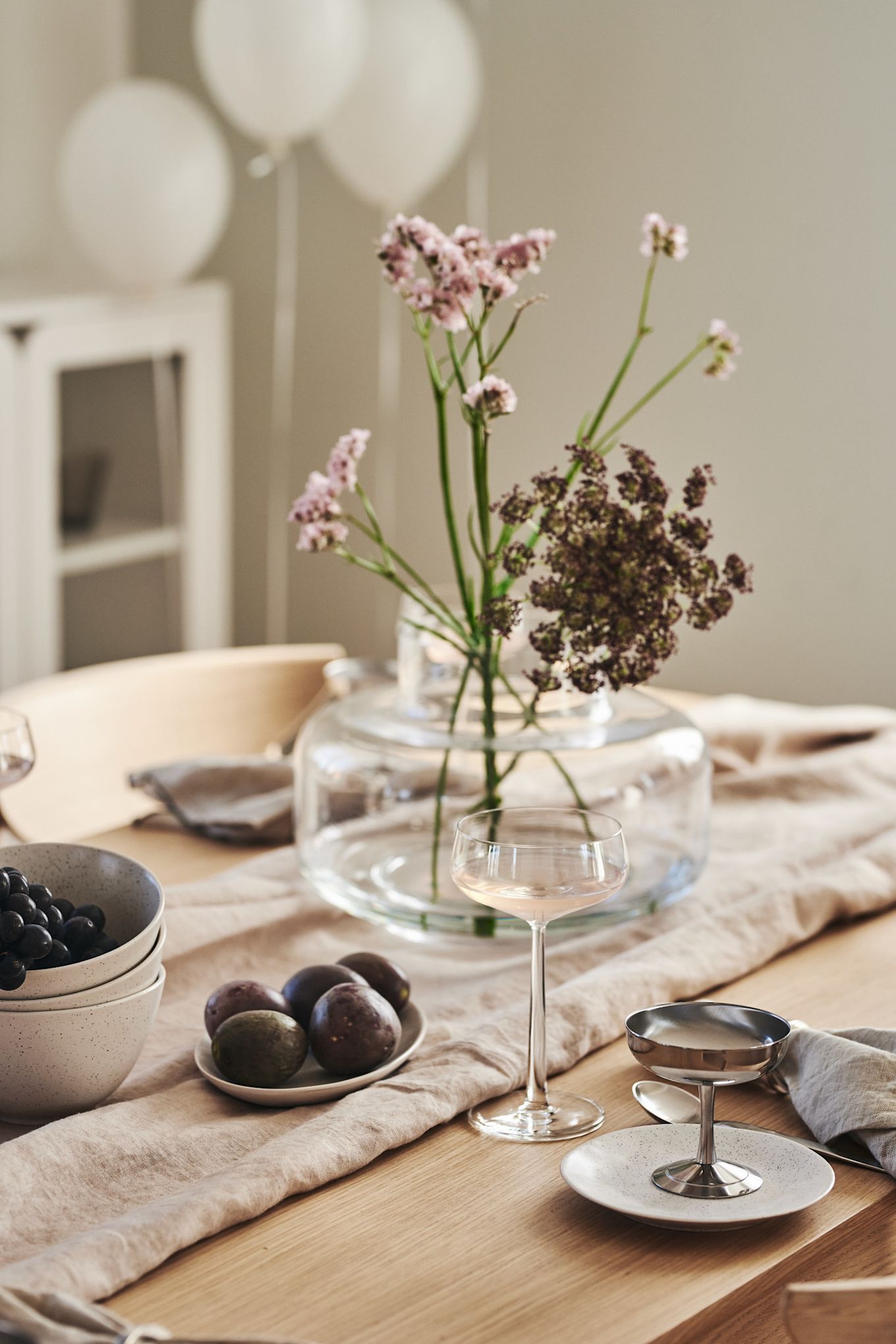 A romantic meal at home also goes hand in hand with the right table decorations. Here you can see a simple table setting with glasses from the Essence collection by Iittala and a vase with flowers in it.