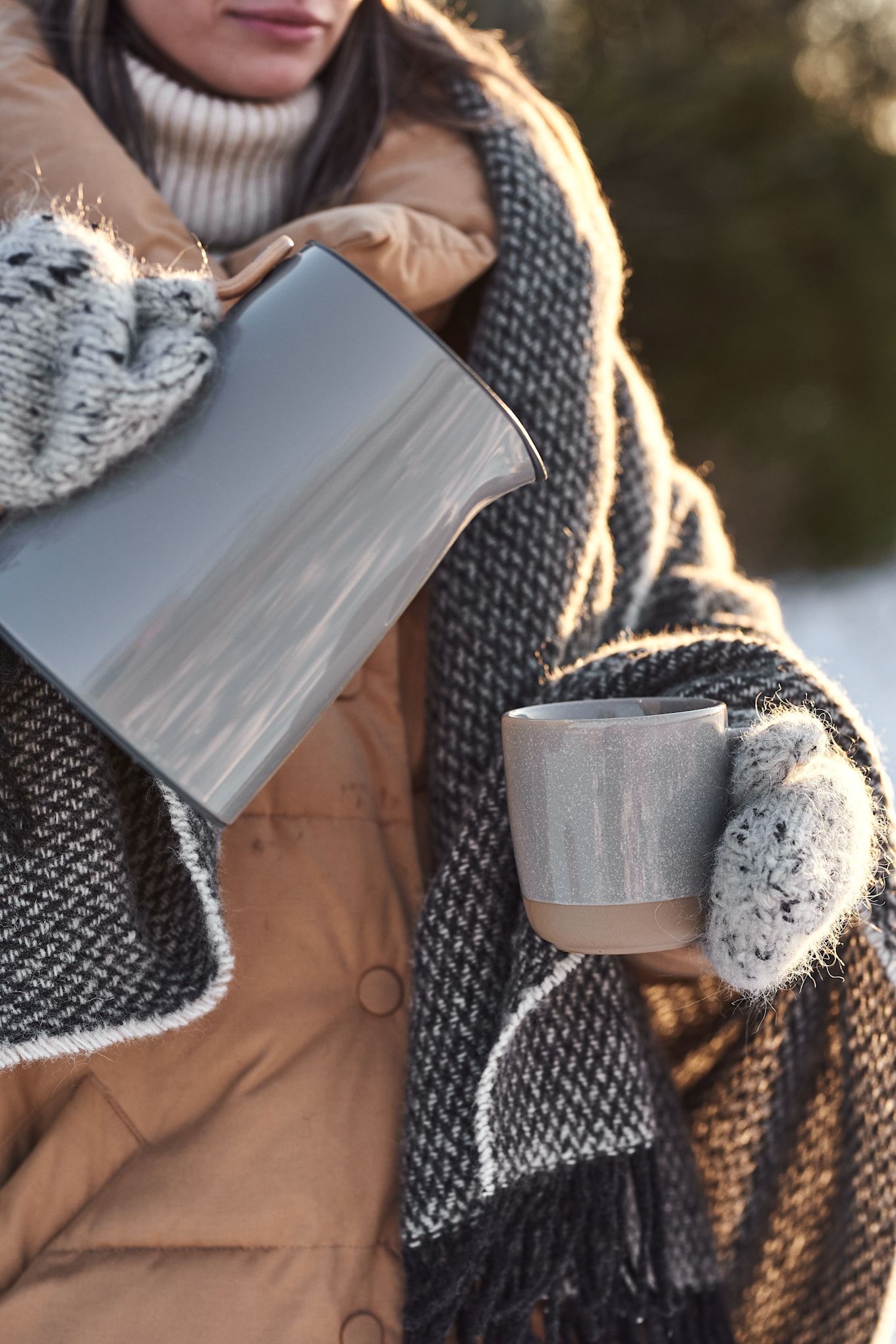 Enjoy a Swedish fika even in the snow like here where you see the Emma jug from Stelton and the Fossil mug from Scandi Living. 