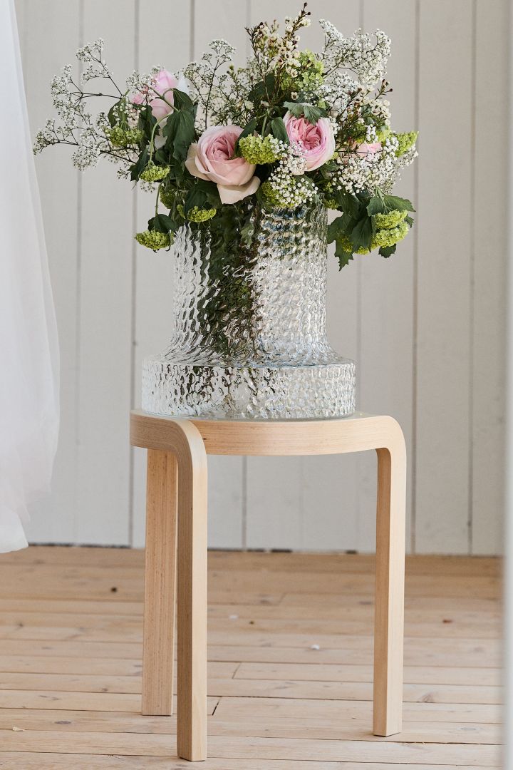 Kolonn vase from Skrufs Glasbruk makes the perfect, elegant wedding gift idea, 