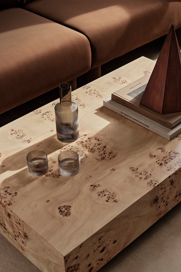 Low coffee table in the material burl, here from ferm Living, is just right in our interior and among the interior design trends of 2025. 