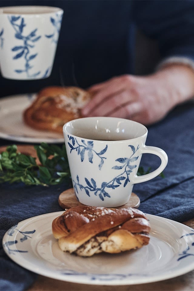 Typical Swedish fika with coffee and cinnamon buns, served on blue and white porcelain from Scandi Living. 