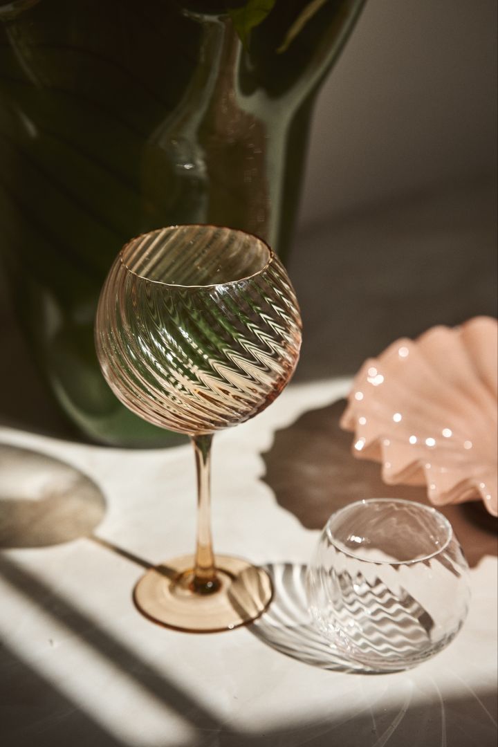 Opacity wine glasses in brown glass are one of the big trends according to Byon, coloured glass gives a mysterious feeling and gives the table setting character. Here Opacity wine glasses on the kitchen counter together with Opacity water glasses.