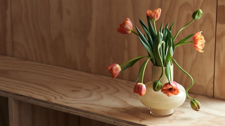 Read about interior design tips and the latest interior trends at Nordic Nest. Here you see a yellow vase from Marimekko with orange tulips in it. 