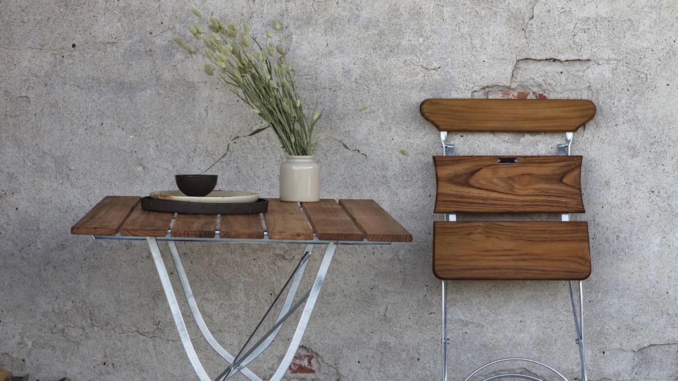 Here you see a teak table and folded chair from Grythyttan Stålmöbler ideal for a small balcony. 