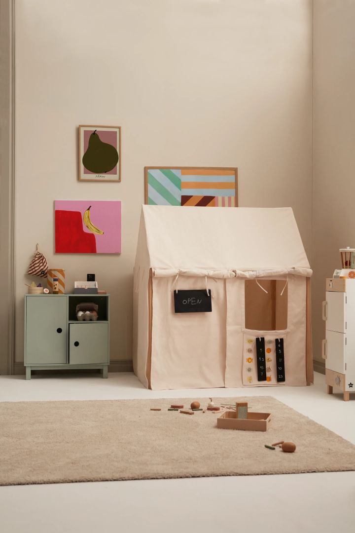 A foldable playhouse is a great space saving idea for a children's room. Here you see the play tent from Kids Base in a neutral children's room. 