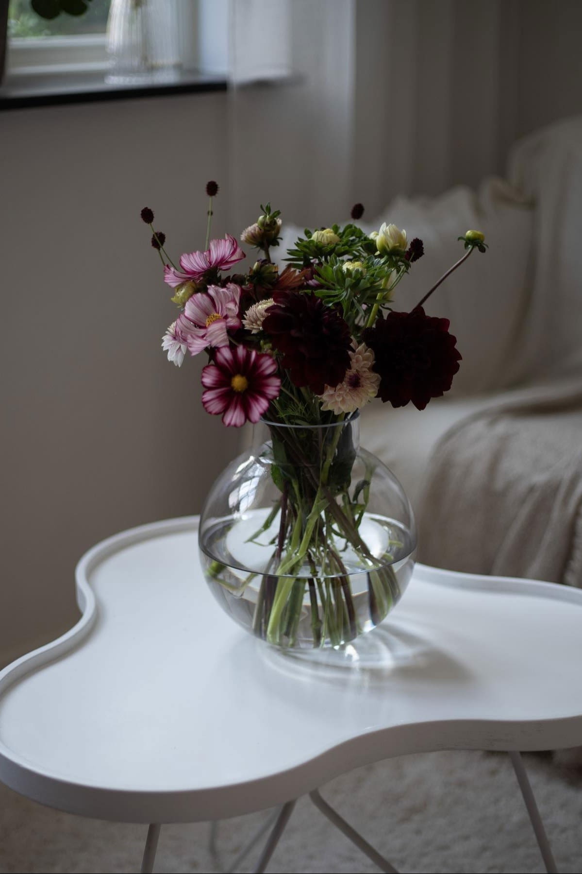 The glass vase by Ernst, seen here on the Swedese flower table in @norregardnr9's home, makes a great Mother's Day gift with a gorgeous pink and purple bouquet.