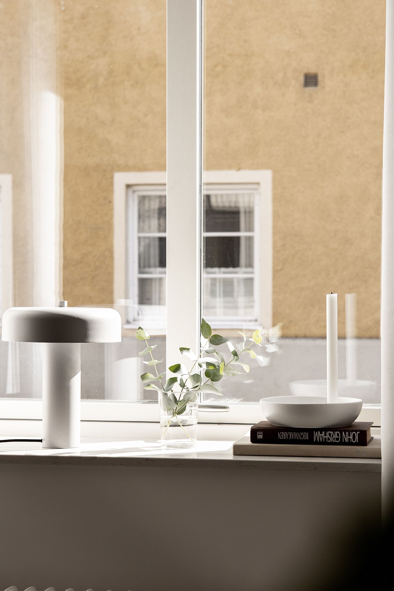 How to decorate your windowsill - Here you see inspiration in the form of the Haze table lamp and Valley candle holder from Scandi Living in a well balanced windowsill. 