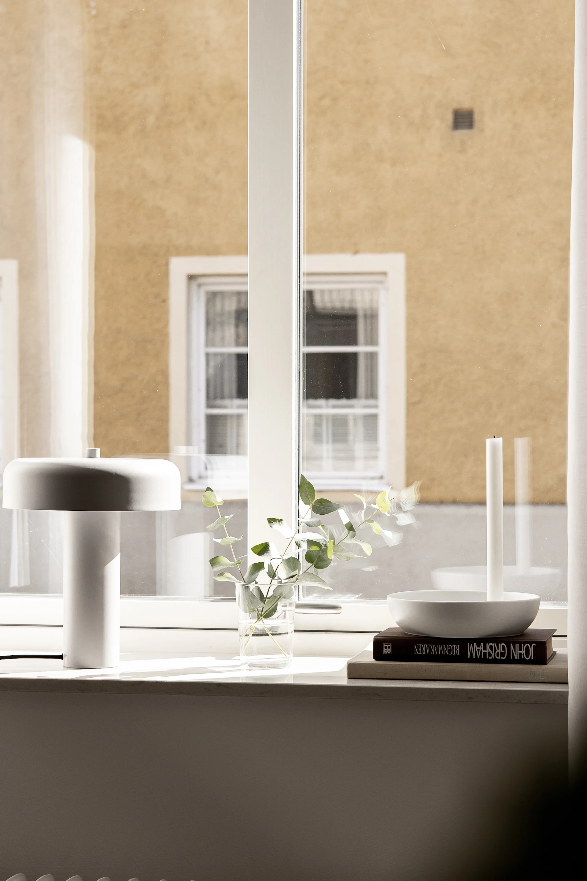 How to decorate your windowsill - Here you see inspiration in the form of the Haze table lamp and Valley candle holder from Scandi Living in a well balanced windowsill.