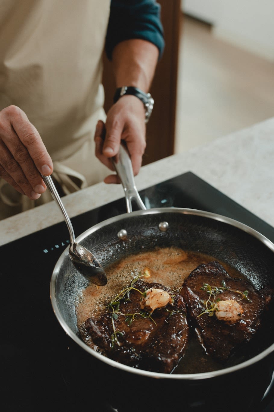 Coated frying pan from the brand Markus Aujalay - a perfect frying pan to fry meat in.