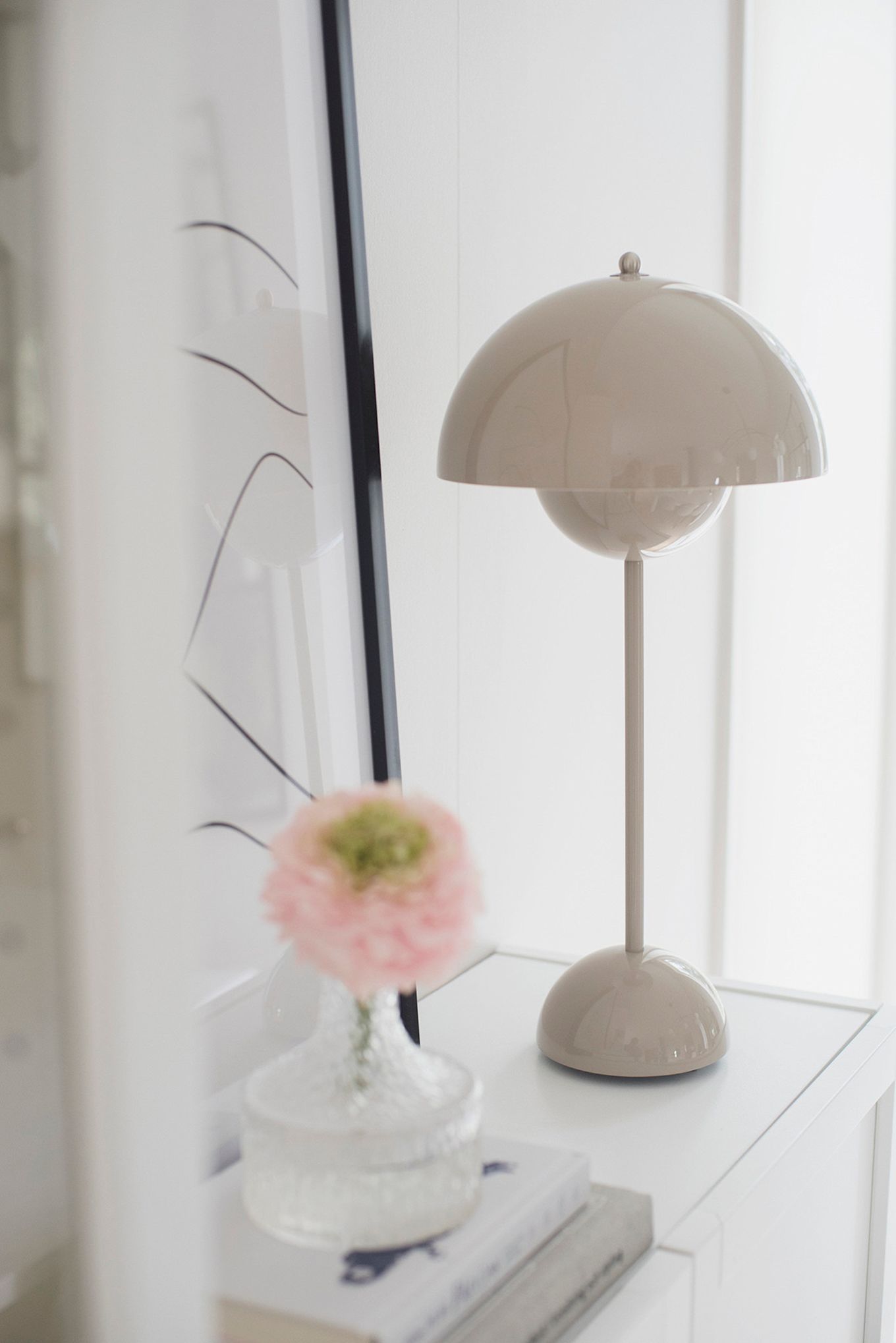 Mother's Day gifts: Here you can see the beige-coloured Flowerpot lamp from @Tradition standing on a white chest of drawers in @villavimmerby's home.