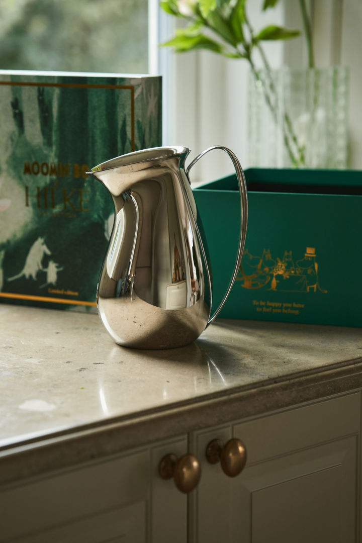 Hilke has created a stylish engraved jug with a Moomin motif, which you can see here standing in front of the special gift packaging in which it comes.