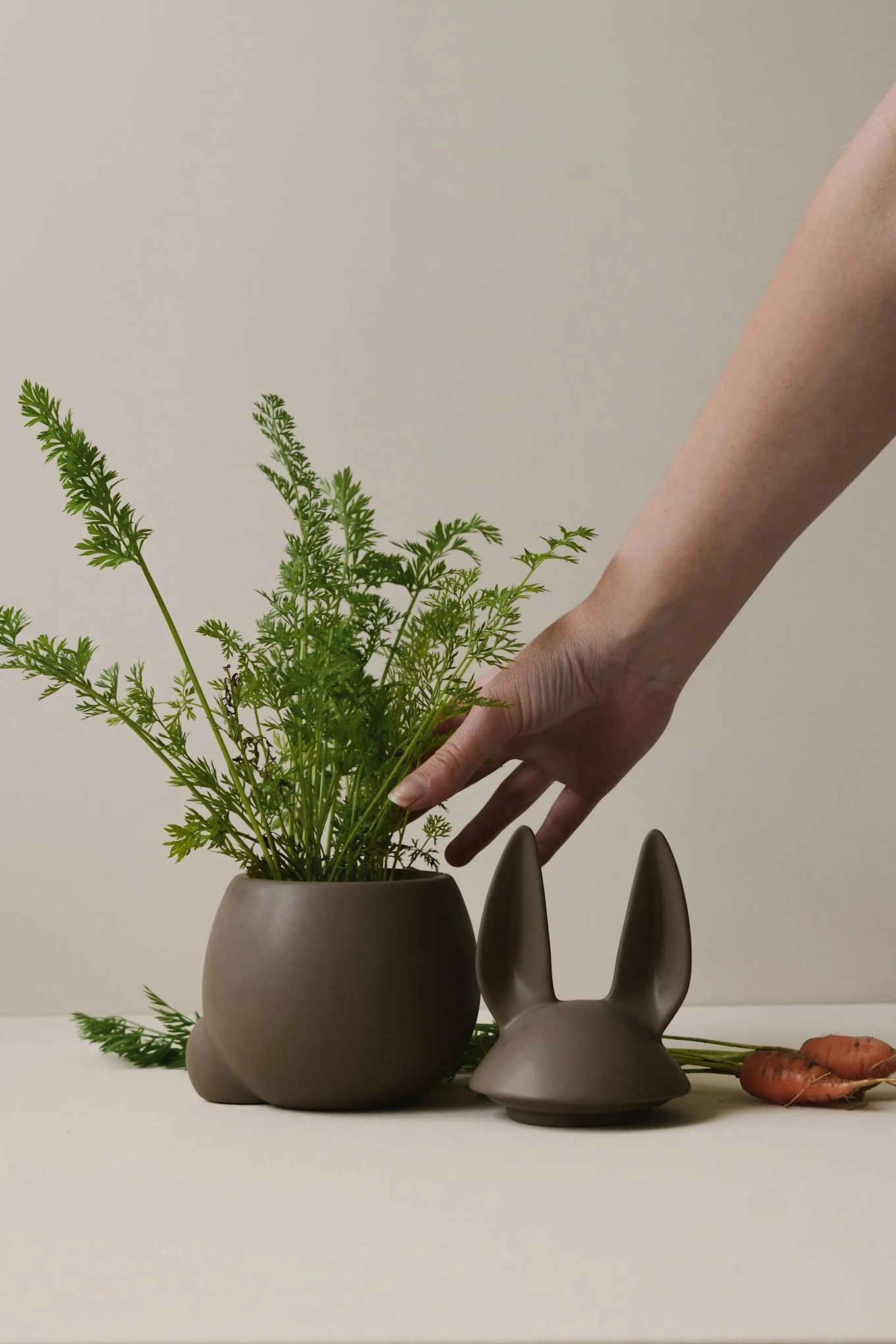 Stylish Easter decorations from DBKD in the form of the eating rabbit bowl in white. 