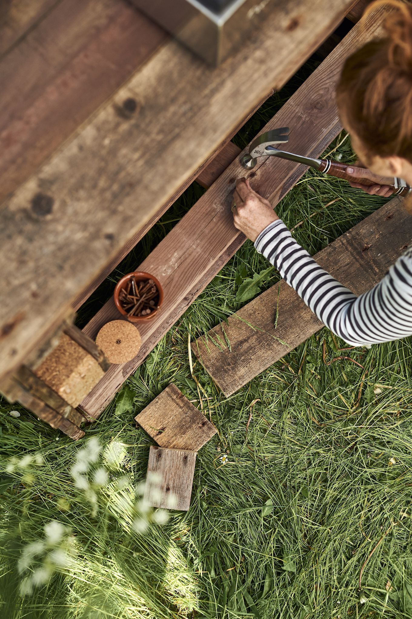 Build a simple DIY outdoor kitchen in your garden using just Euro pallets and tools from home. 