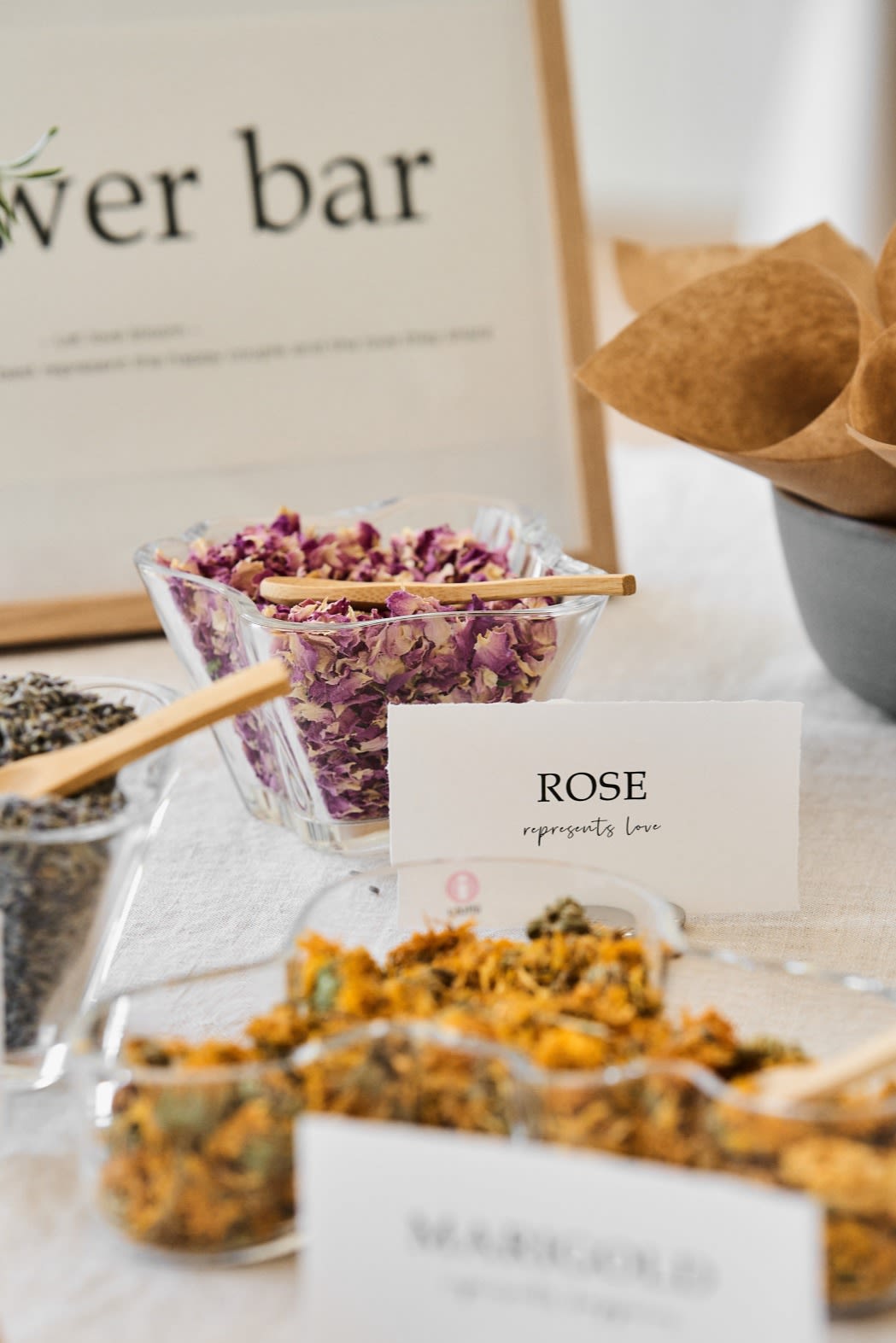 Be inspired by a unique idea for your wedding, here you see the Alvar Aalto bowl from Iittala filled with rose petals for your guests to throw after the ceremony. 