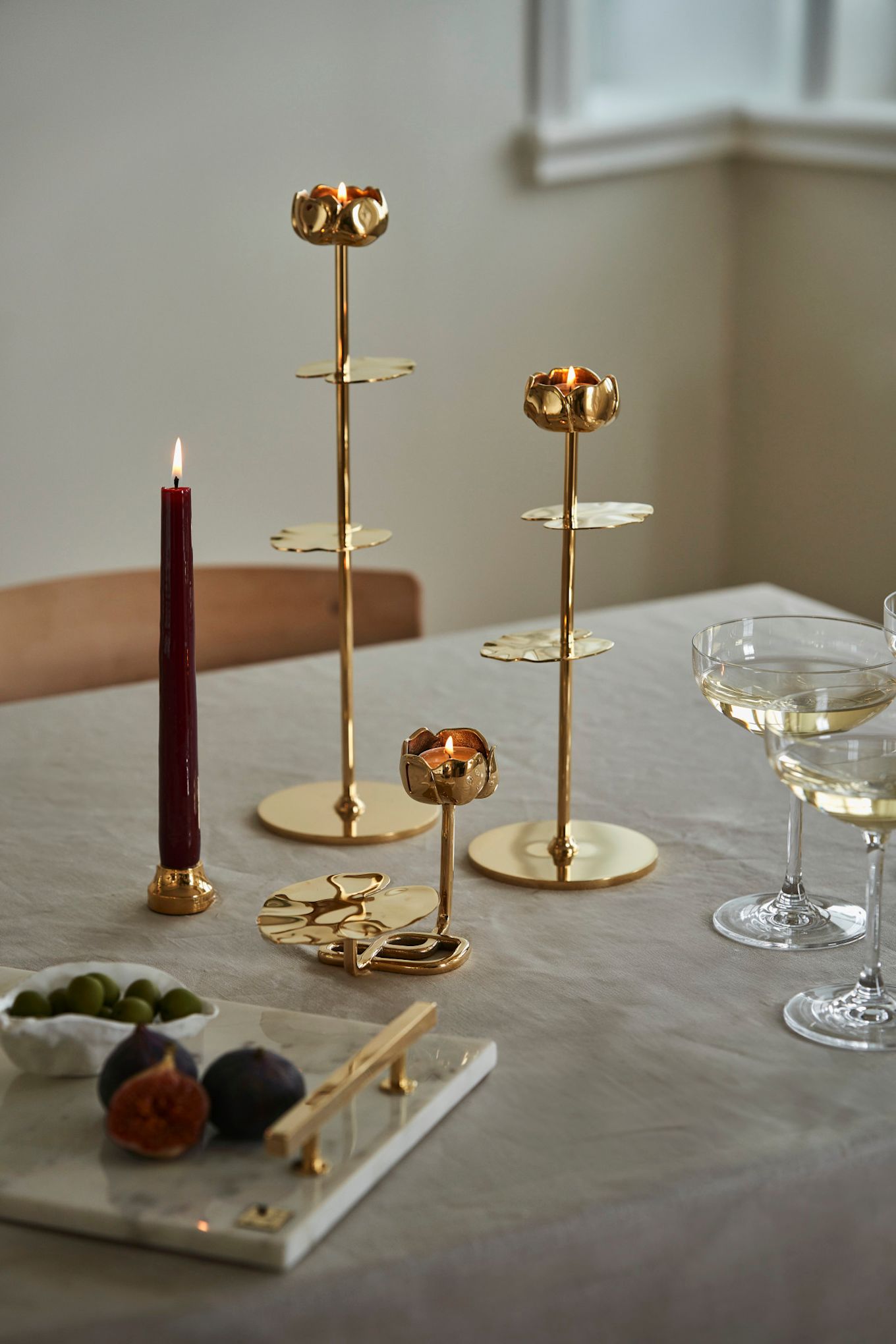 The Ninfea Alta candle holders from Hilke look particularly good in a group. Combine different sizes on the table and decorate them with a black ribbon.