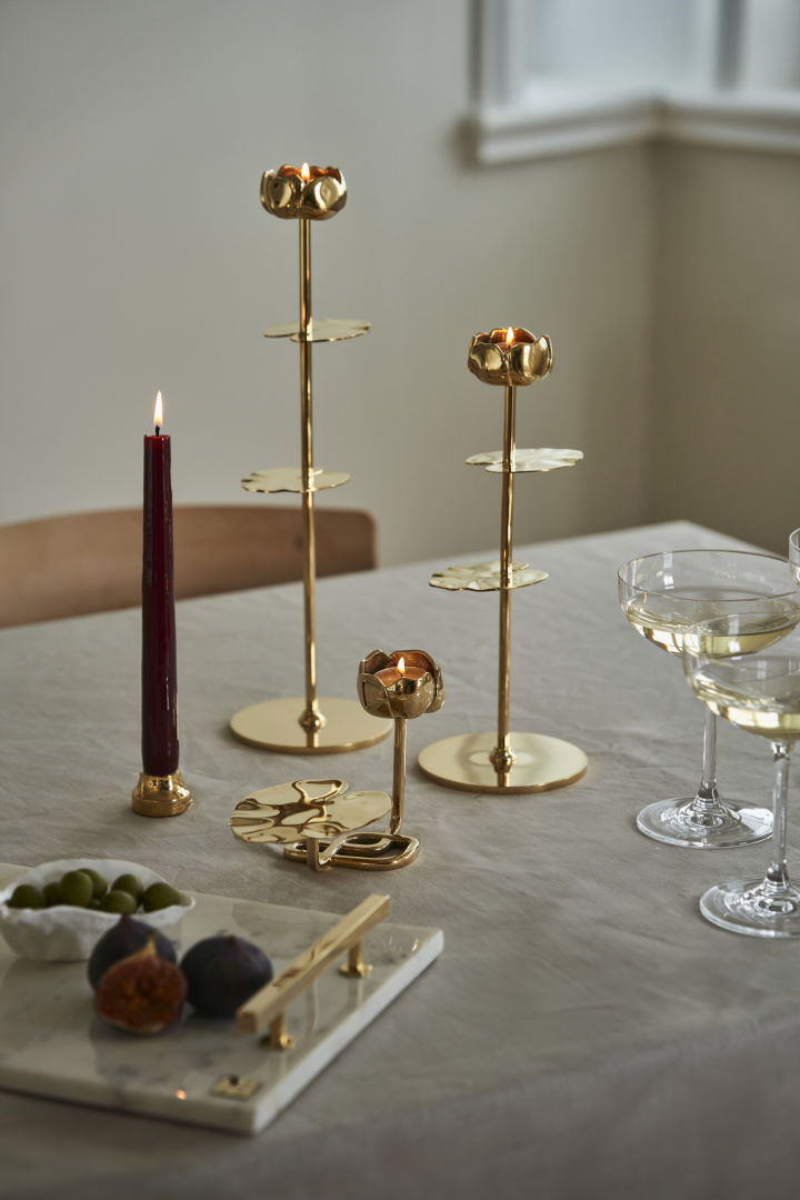 The Ninfea Alta candle holders from Hilke look particularly good in a group. Combine different sizes on the table and decorate them with a black ribbon.