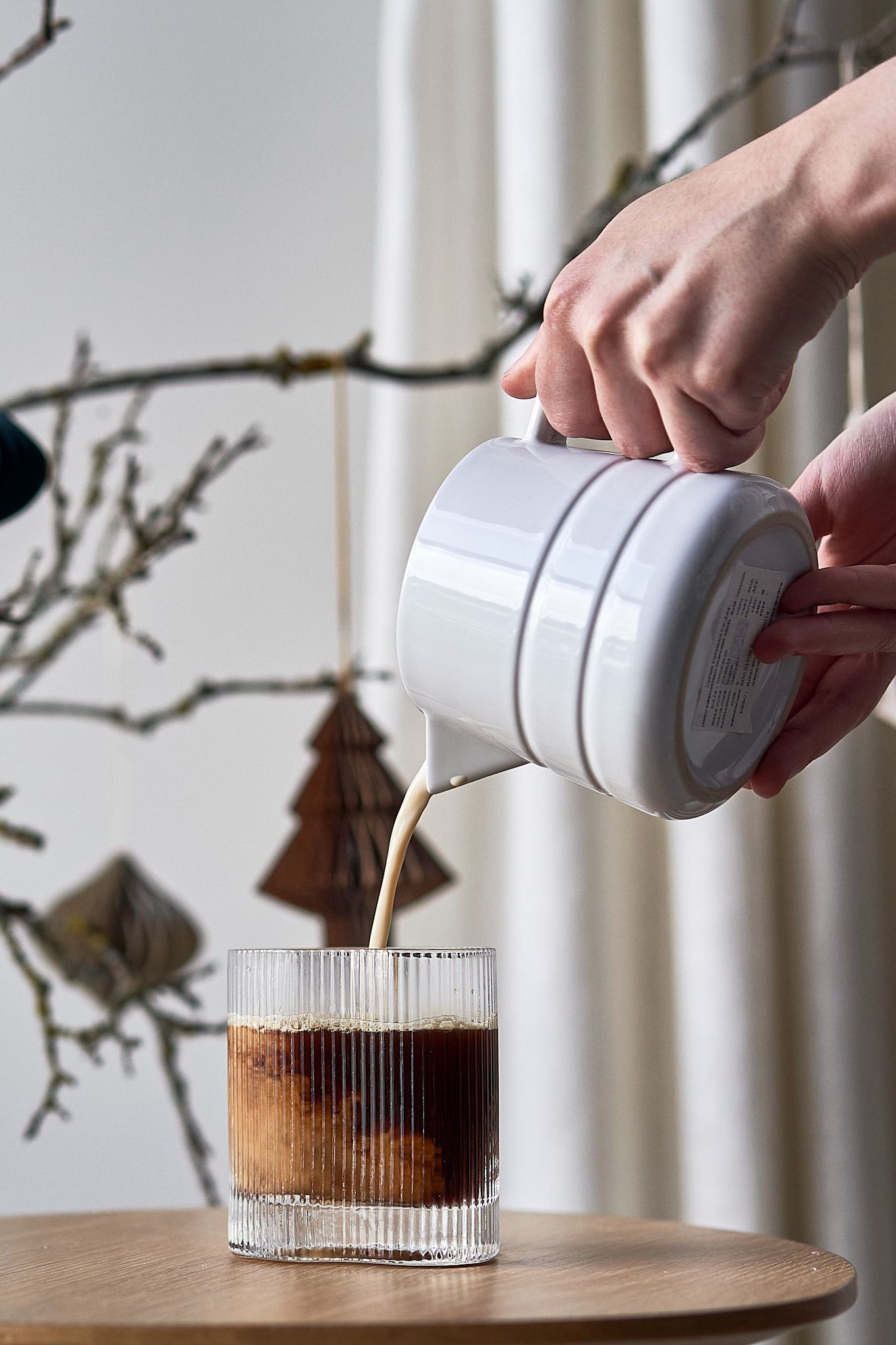 Offer your friends and family a simple Christmas cocktail. Here you see a coffee and candy cane cocktail in the Ripe glass from Muubs and milk in the NJRD milk jug. 