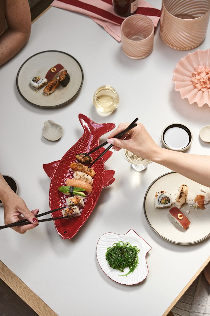 Cherry red is one of the interior colour trends for 2025, even better when combined with blush pink like here with the Byon Fish plate and the Lori bowl. 