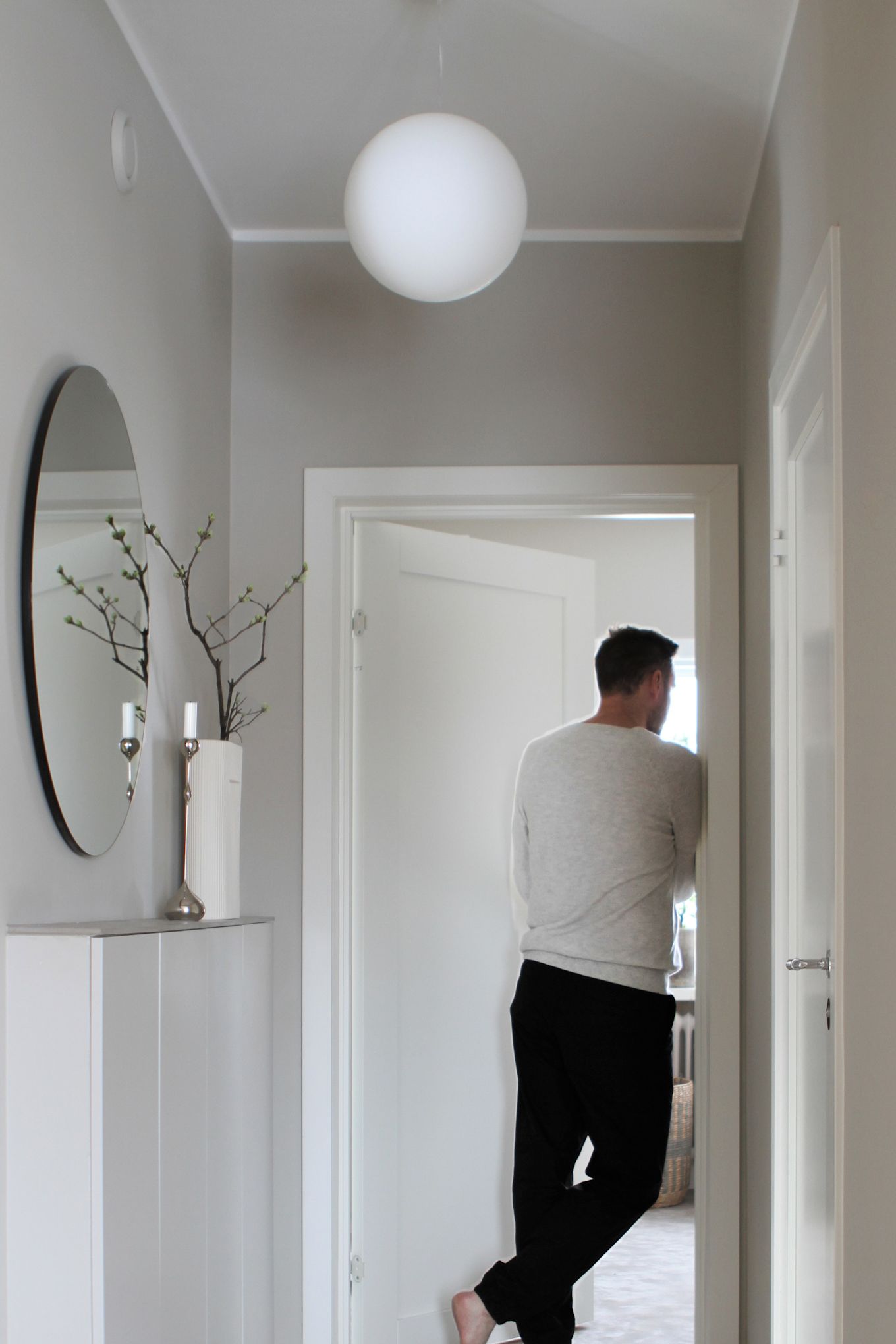 Here you see the Scandinavian design lamp Luna from Design House Stockholm hanging in the hallway of influencer @moeofsweden.