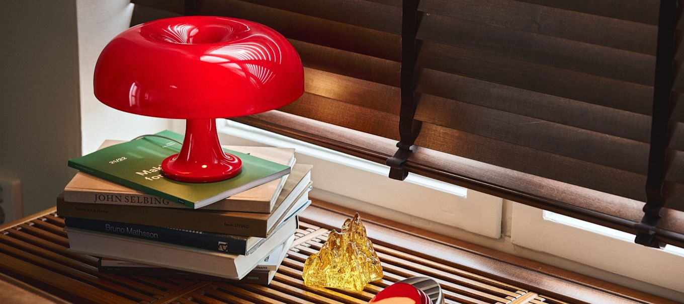 Interior design trends for autumn 2024 are colourful and daring! Here you see the red mushroom lamp Nessino lamp from Artemide.