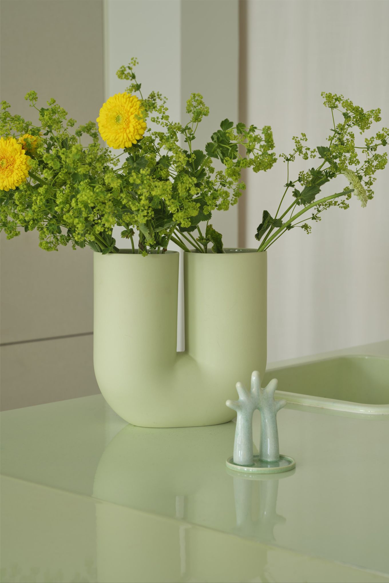 Lime green is one of the interior colour trends for 2025, here you see the popular kink vase in lime green from Muuto. 