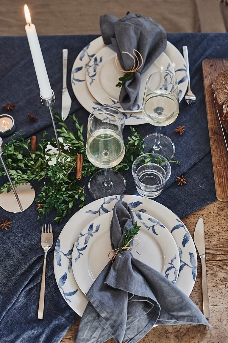 A romantic Christmas table setting in white and blue created with the Havspil porcelain from Scandi Living. 