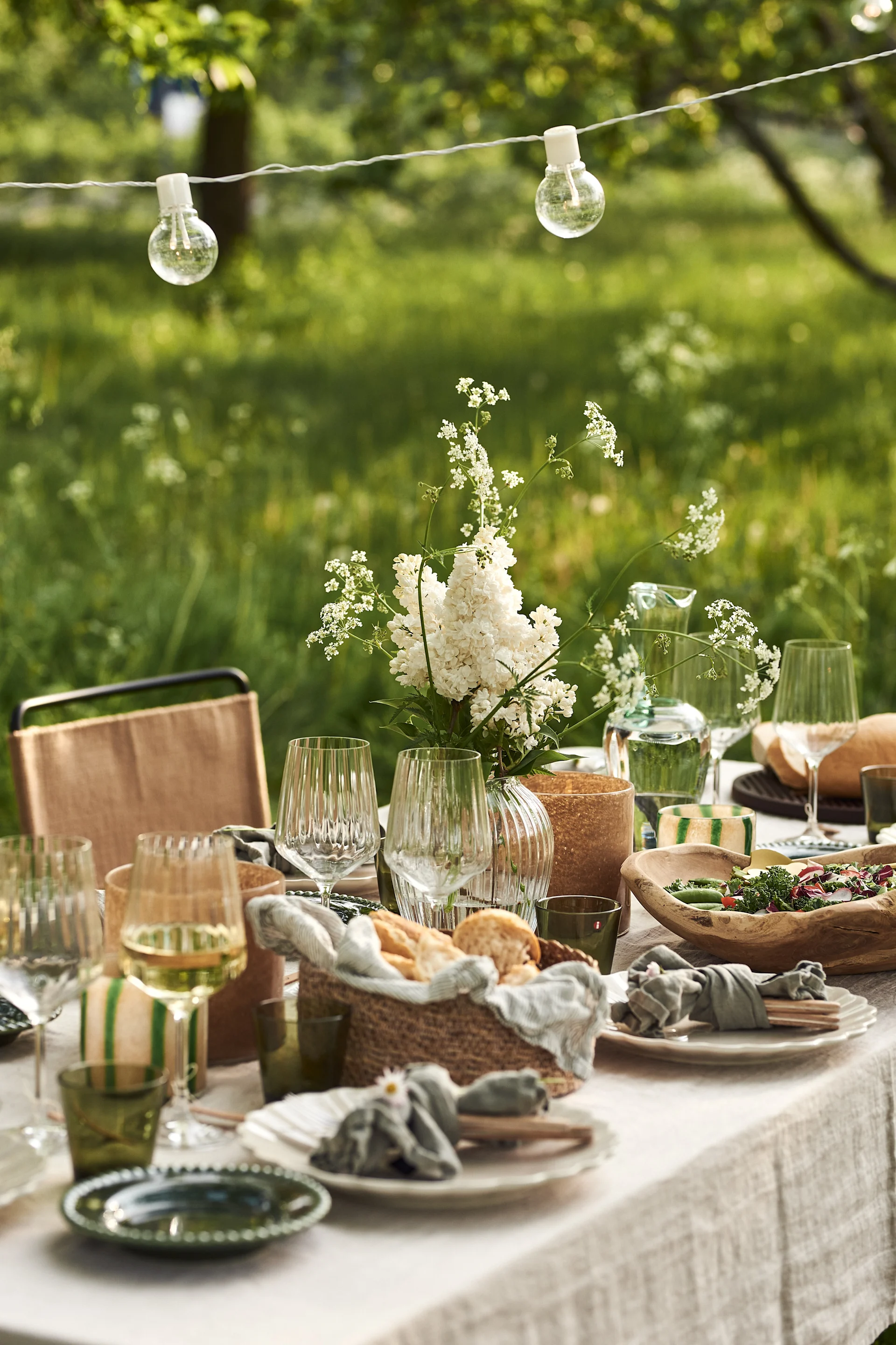 Discover our garden party inspiration and set the table with a natural linen tablecloth with porcelain from Mateus and PotteryJo in nature inspired colours.