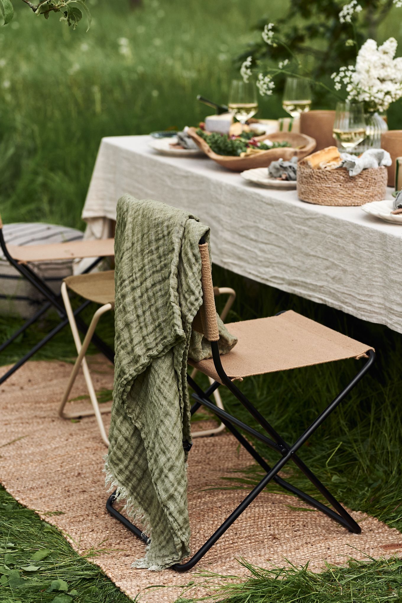 Discover our garden party inspiration - we have hung the Hannelin throw from Himla in green over the back of a chair to allow your guests to stay warm in the cooler hours. 