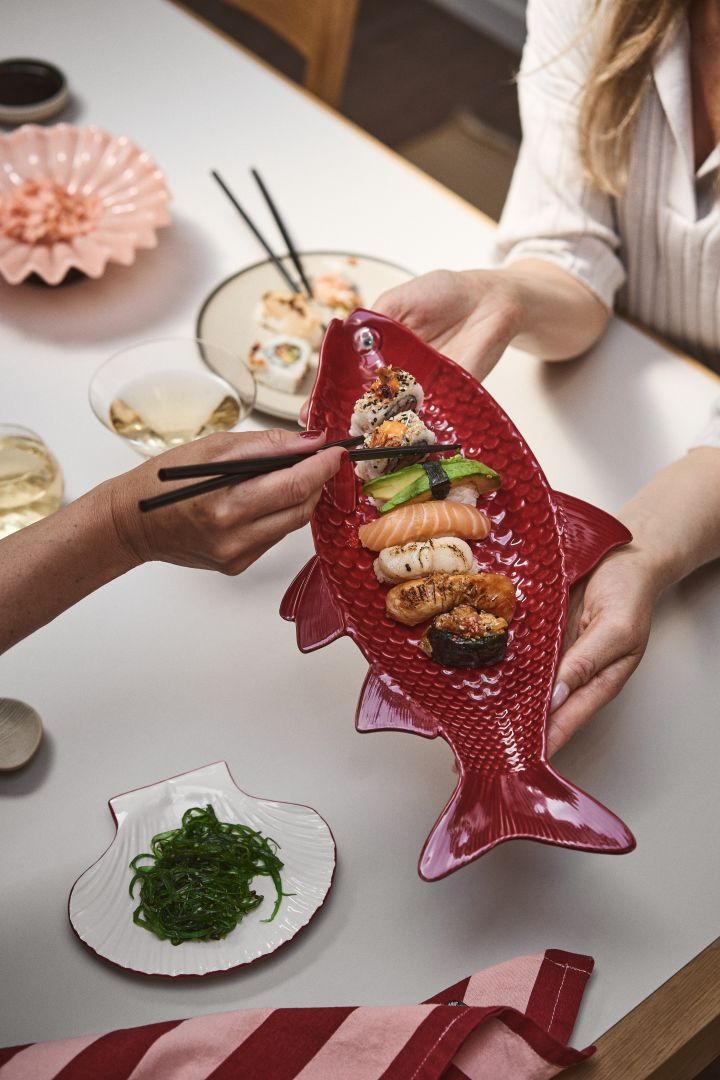 Kai serving dish from Byon has the shape of a fish in burgundy, glazed ceramic. Here, the platter is used to serve sushi and becomes a striking detail to the table, to say the least.