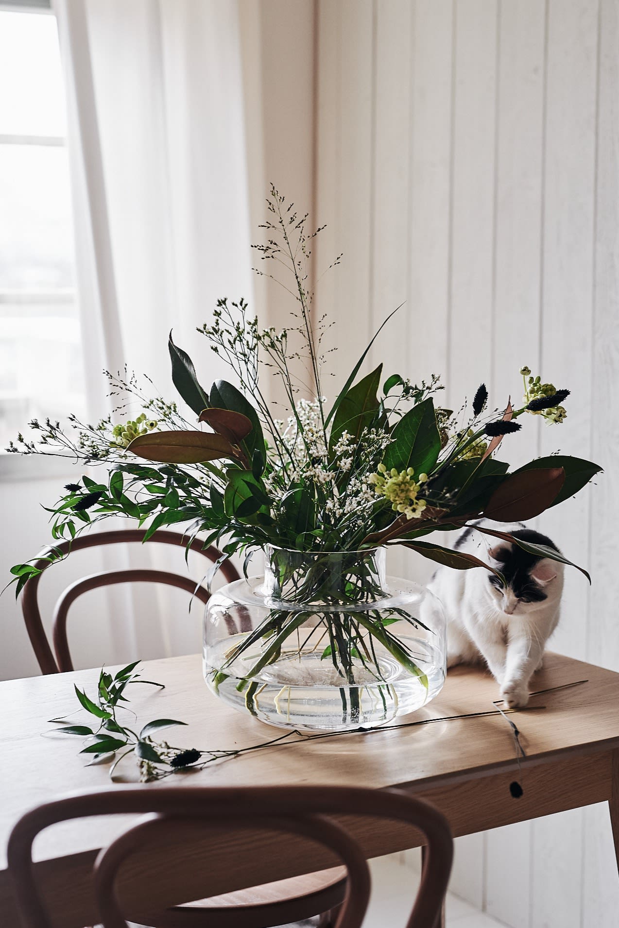 The Urna vase from Marimekko with a bouquet of flowers from Blombruket.