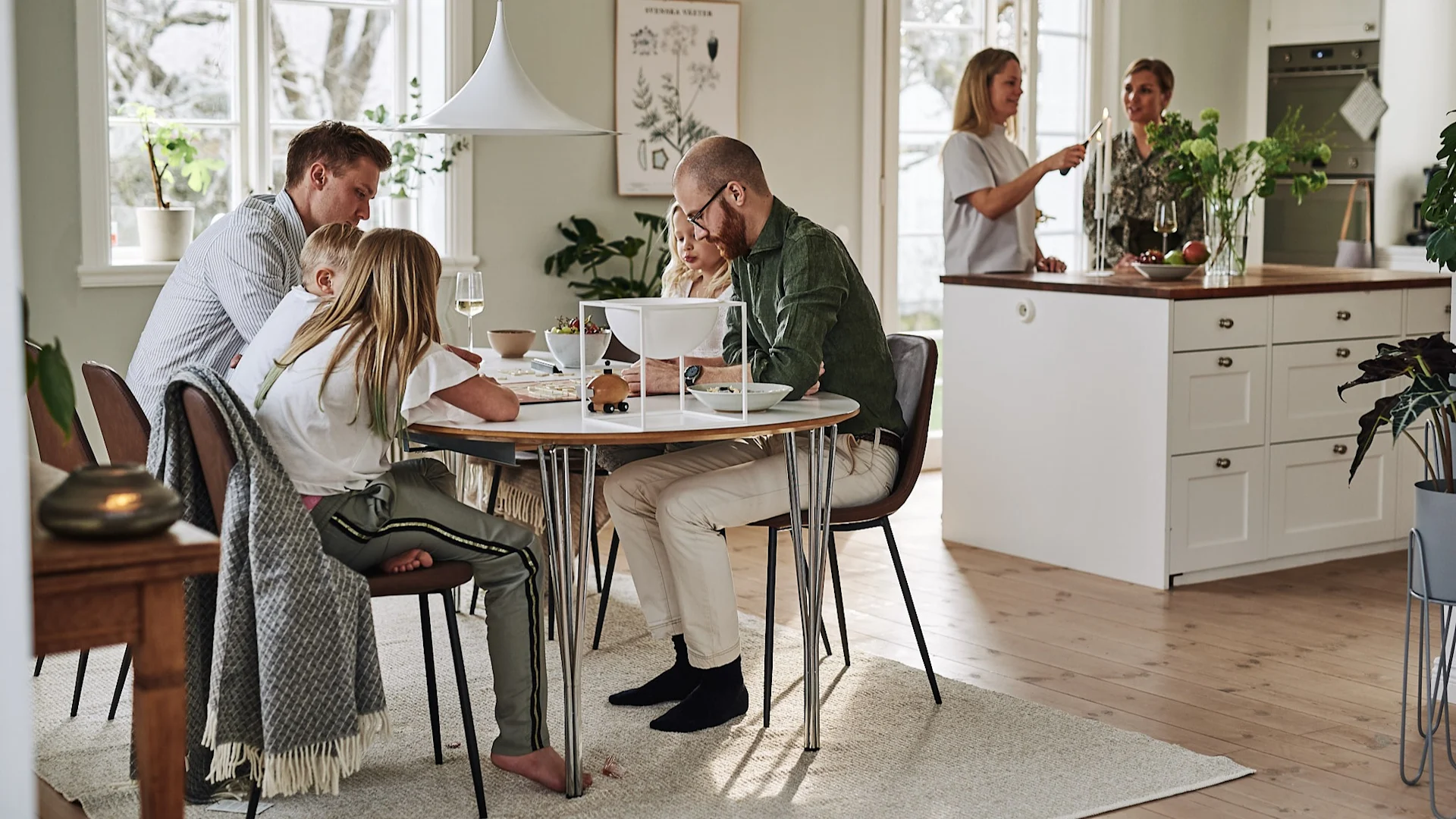 Kubus bowl from By Lassen,Forms chair from House Doctor, Semi lamp from Gubi, Wicker wool throw from Nordic Nest, Chub lantern / vase from House Doctor