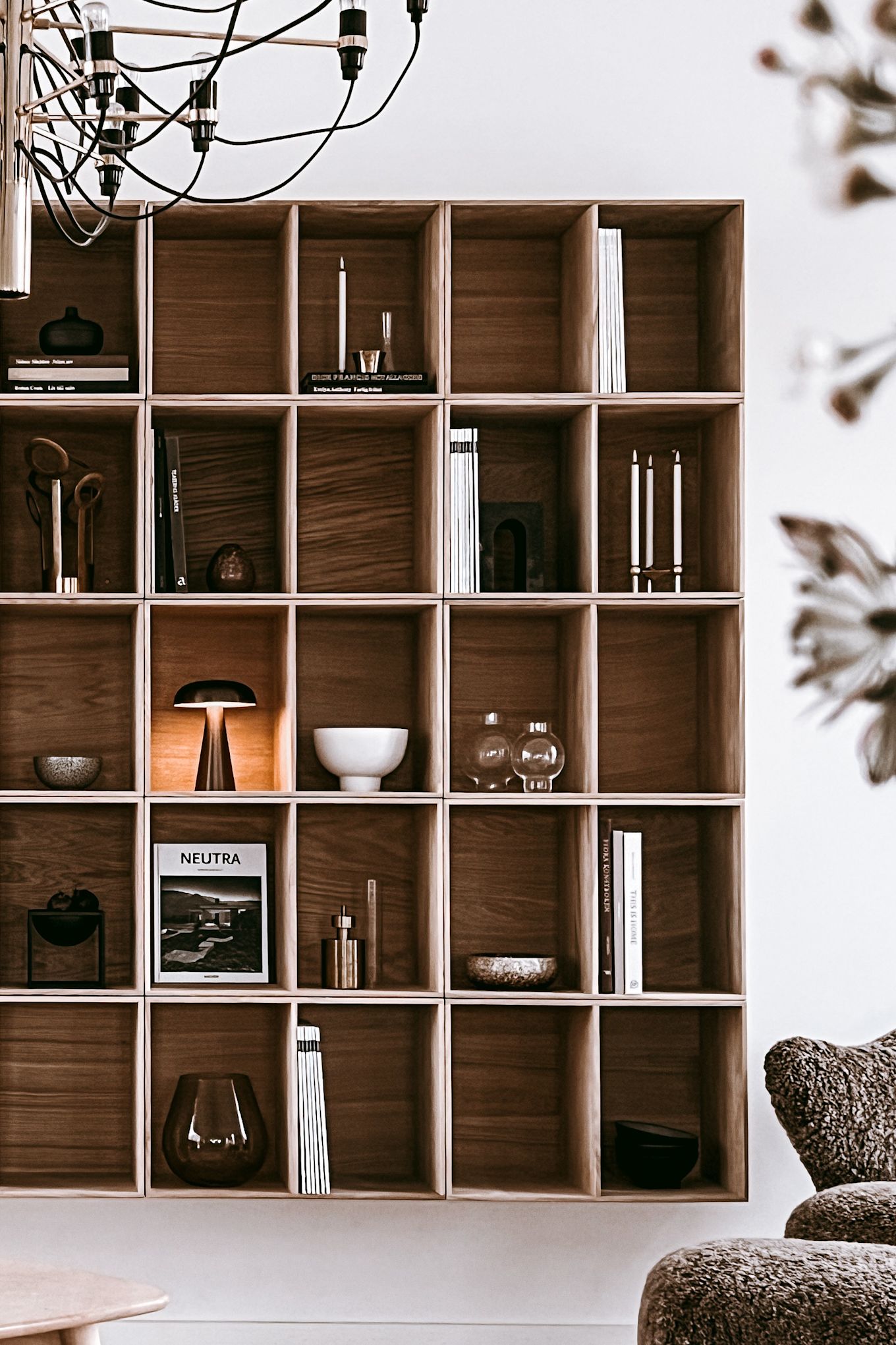 Bookshelf decor ideas- inspiration from Anela Tahirovic's home @arkihem where the bookshelf is decorated in a uniform color scale.