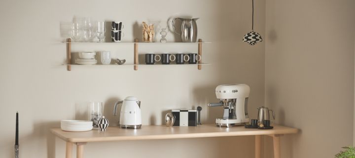 Here you can see a well-organised coffee bar with a coffee machine and kettle from Smeg, coffee cups and pots, as well as a Flowerpot pendant light from &tradition.