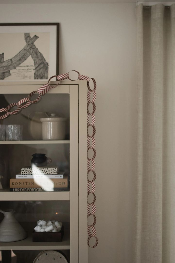 This year's Christmas decorations 2024 naturally include a paper chain in red and white stripes from DBKD.  