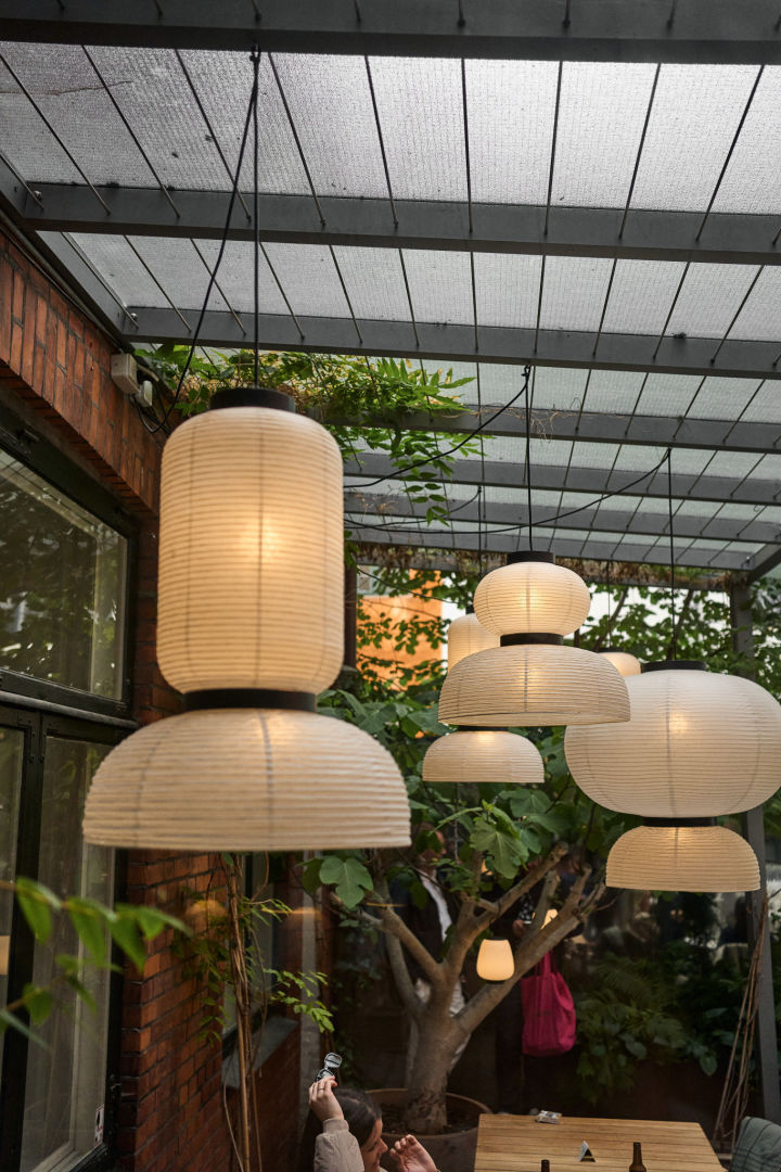 The Lille Petra Cafe is the ideal place to stop for lunch on a Copenhagen city tour for design lovers. Here you see the Formakami paper lamps hanging in court yard in the summer months. 