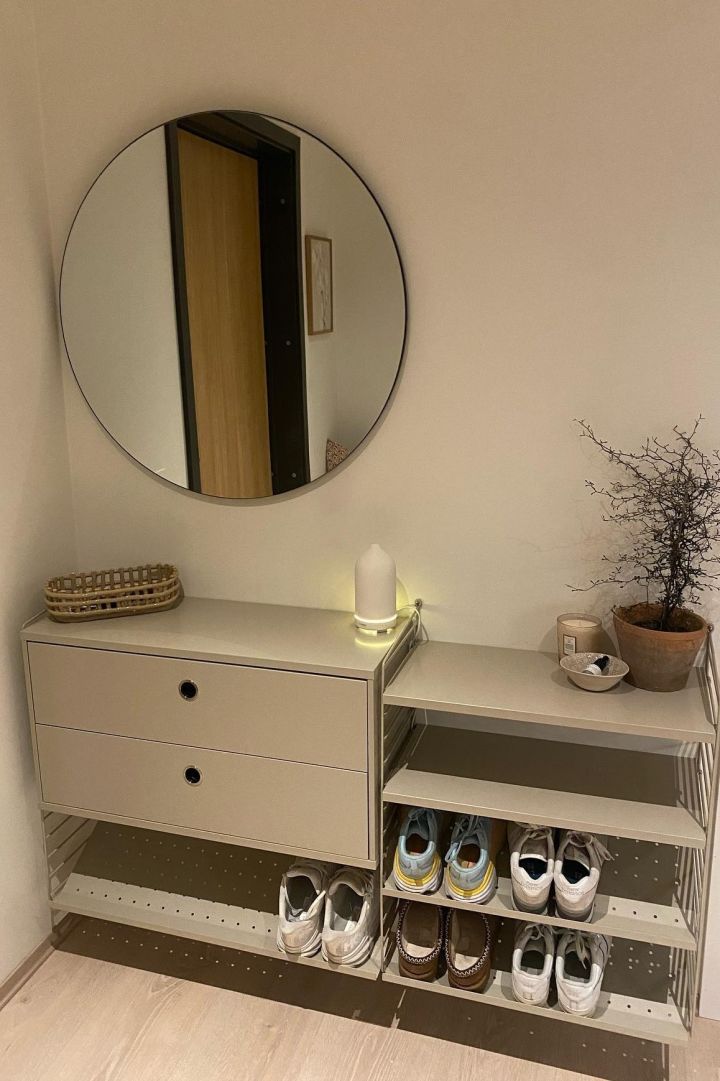 Use the versatile possibilities of String to furnish a small hallway. Here you can see a String shelf with drawers and compartments for shoes in @henriksenshome's home.