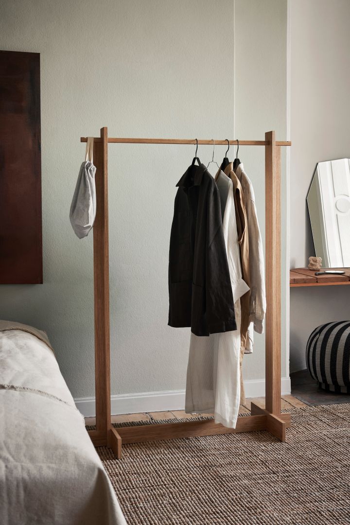 Organise your bedroom with the clothes rack Bridge from Ferm Living, seen here in a bedroom. 